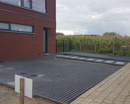 Aanleg oprit met grasslines in combinatie met stapstenen