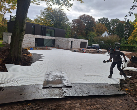 Totaalproject tuinaanleg: aanleg oprit + plantenborders