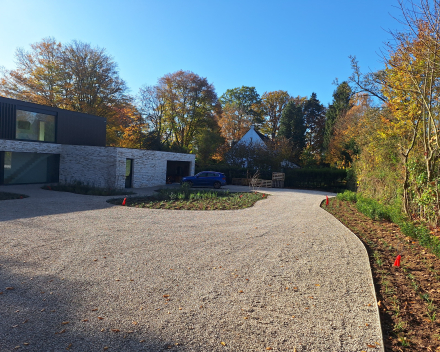 Totaalproject tuinaanleg: aanleg oprit + plantenborders