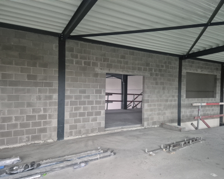 Industriebouw binnenmuren in betonblokken