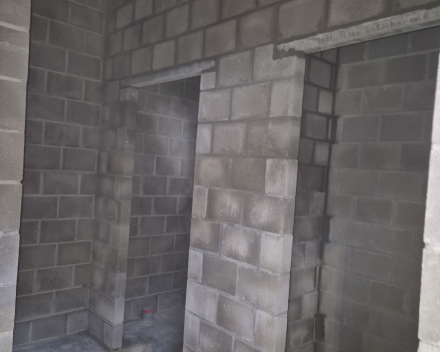 Industriebouw binnenmuren in betonblokken