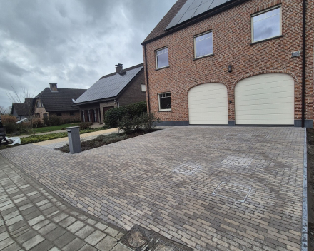 Aanleg oprit in waterdoorlatende kleiklinkers 