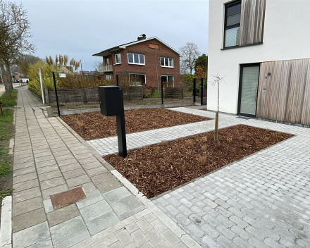 Aanleg oprit in waterpasserende klinkers