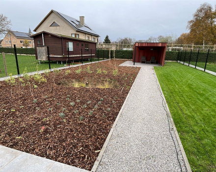 Totaalproject: volledige tuinaanleg met tuinhuis + overkapping
